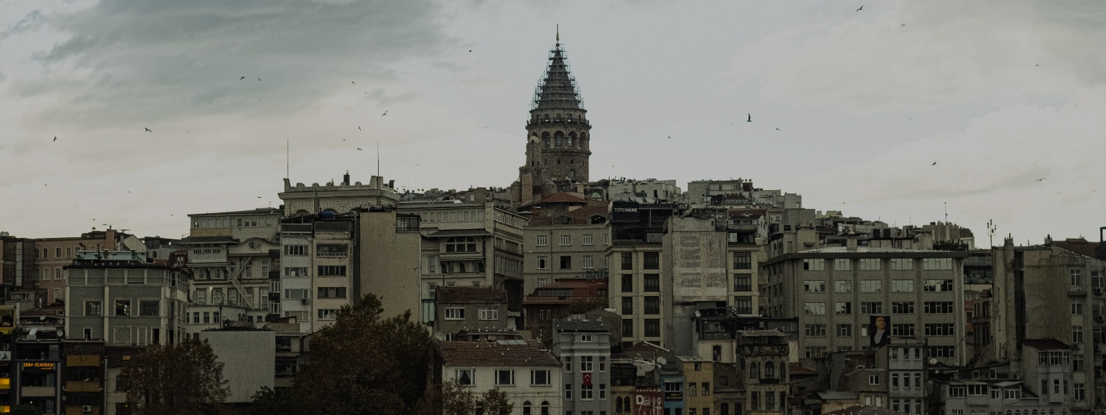 İstanbul’da Genç Olmak: Bir Aşk Hikâyesi mi, Hayatta Kalma Mücadelesi mi?